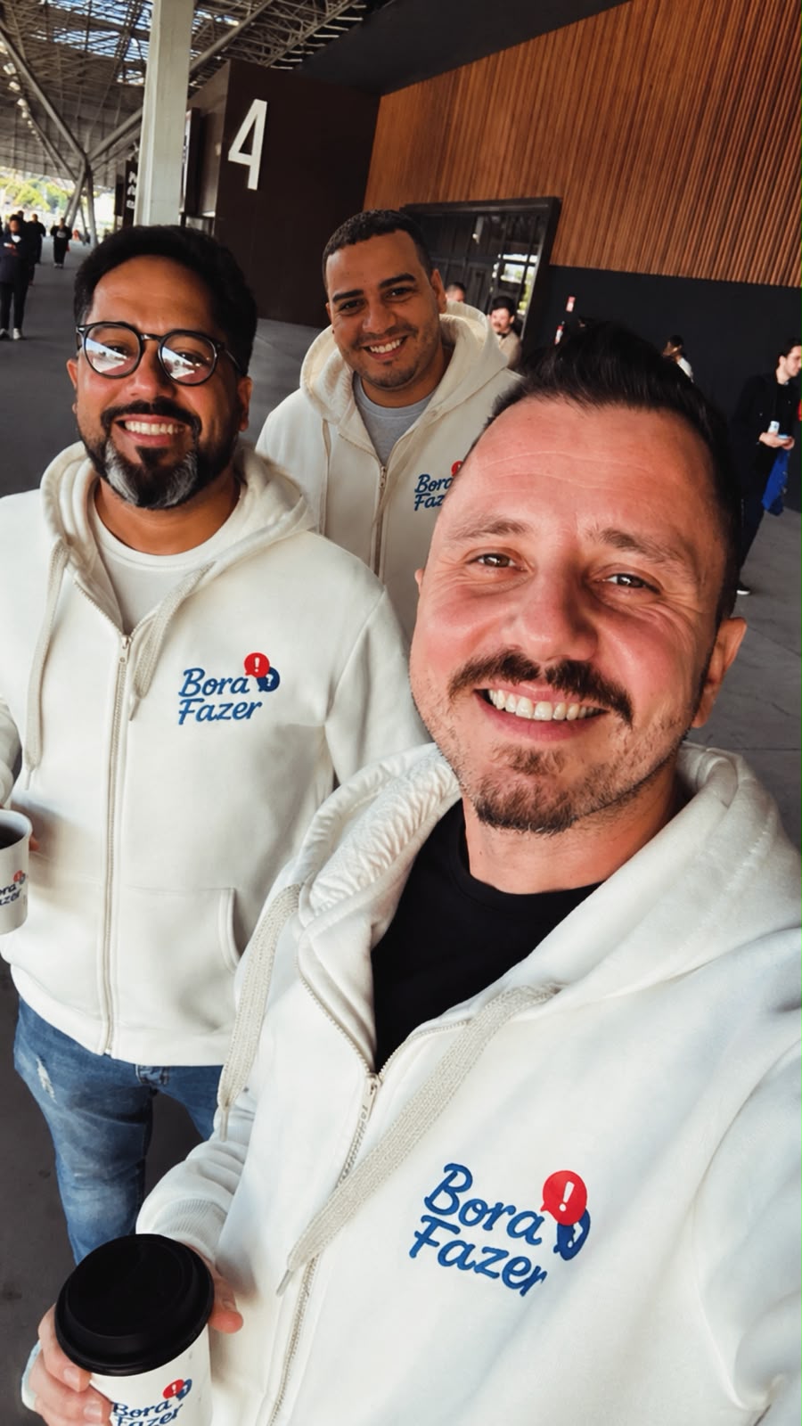Equipe Bora Fazer usando uniforme da marca